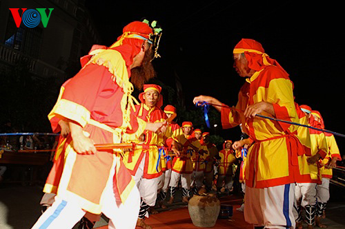 Reproduction de la fête du génie de la pêche typique des provinces du Centre méridional